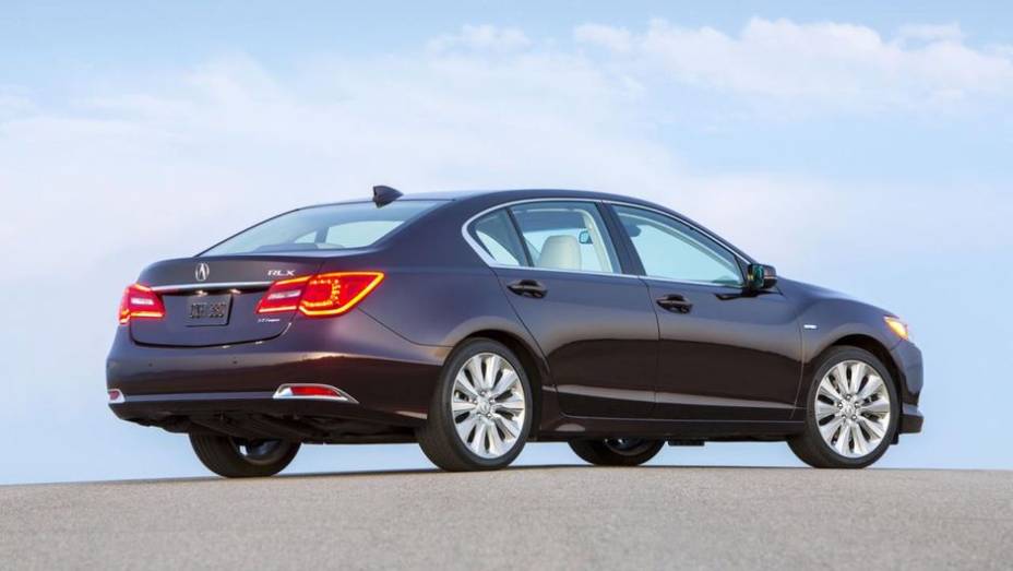 Não há alterações de design em relação ao RLX convencional | <a href="https://preprod.quatrorodas.abril.com.br/noticias/saloes/los-angeles-2013/acura-mostra-rlx-sport-hybrid-760632.shtml" rel="migration">Leia mais</a>