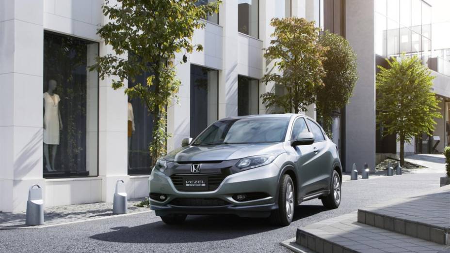 No Japão, ele será vendido com um motor a gasolina de 1.5 litros de injeção direta | <a href="https://preprod.quatrorodas.abril.com.br/noticias/saloes/toquio-2013/honda-revela-suv-urbano-vezel-toquio-760729.shtml" rel="migration">Leia mais</a>