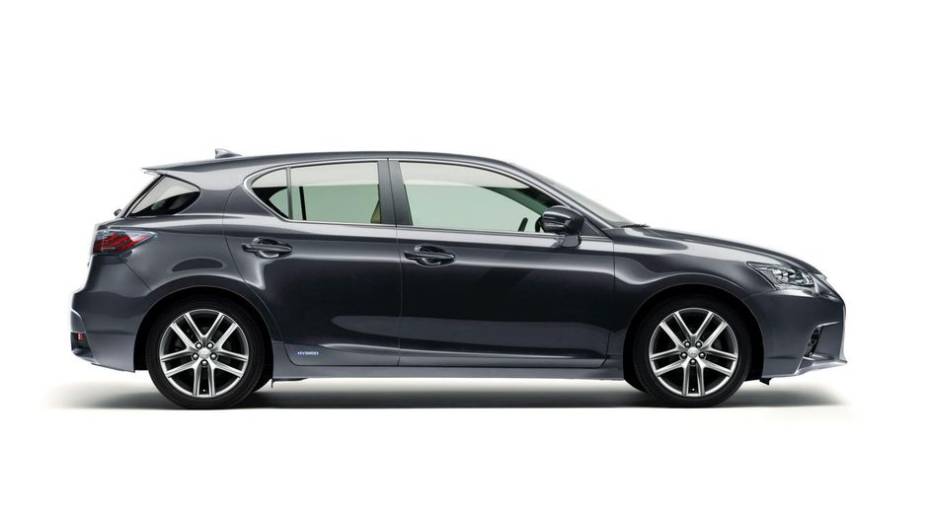 O hatch passou por facelift e foi mostrado em Guangzhou | <a href="https://preprod.quatrorodas.abril.com.br/noticias/fabricantes/lexus-revela-primeiras-imagens-ct-200h-2014-760057.shtml" rel="migration">Leia mais</a>