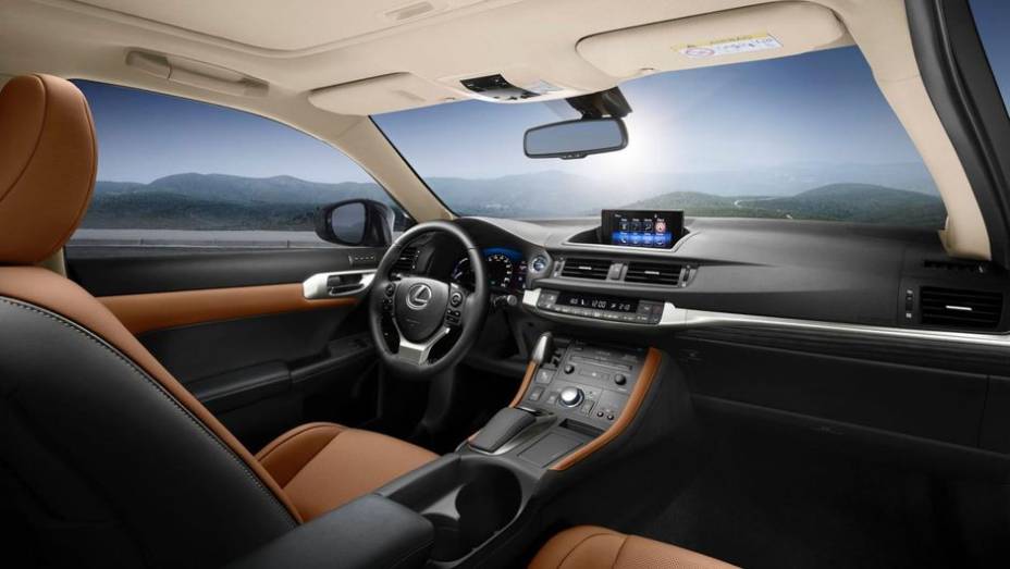 Por dentro, o volante foi reformulado e o painel de instrumentos tem tela de 4,2 polegadas | <a href="https://preprod.quatrorodas.abril.com.br/noticias/fabricantes/lexus-revela-primeiras-imagens-ct-200h-2014-760057.shtml" rel="migration">Leia mais</a>