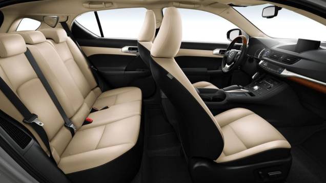 A potência combinada é de 134 cv | <a href="https://preprod.quatrorodas.abril.com.br/noticias/fabricantes/lexus-revela-primeiras-imagens-ct-200h-2014-760057.shtml" rel="migration">Leia mais</a> A potência combinada é de 134 cv | <a href="https://preprod.quatrorodas.abril.com.br/noticias/fabricantes/lexus-revela-primeiras-imagens-ct-200h-2014-760057.shtml" rel="migration">Leia mais</a>