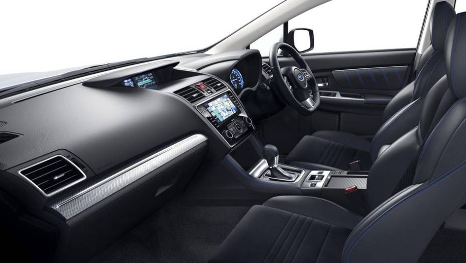 Na cabine, o LEVORG apresenta acabamento em black piano com detalhes metálicos, assim como duas telas de 3,5 polegadas | <a href="https://preprod.quatrorodas.abril.com.br/noticias/saloes/toquio-2013/subaru-apresenta-prototipo-levorg-760736.shtml" rel="migration">Leia mais</a>