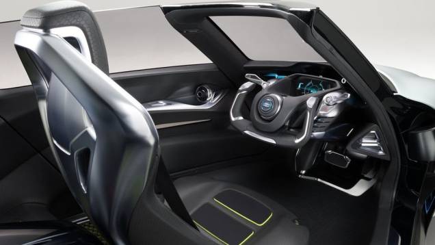 O modelo acomoda três pessoas, sendo que o motorista fica na posição central, com um volante inspirado em aeronaves, e os dois passageiros ficam atrás, de ambos os lados | <a href="https://preprod.quatrorodas.abril.com.br/noticias/saloes/toquio-2013/nissan-anuncia" rel="migration"></a> O modelo acomoda três pessoas, sendo que o motorista fica na posição central, com um volante inspirado em aeronaves, e os dois passageiros ficam atrás, de ambos os lados | <a href="https://preprod.quatrorodas.abril.com.br/noticias/saloes/toquio-2013/nissan-anuncia" rel="migration"></a>