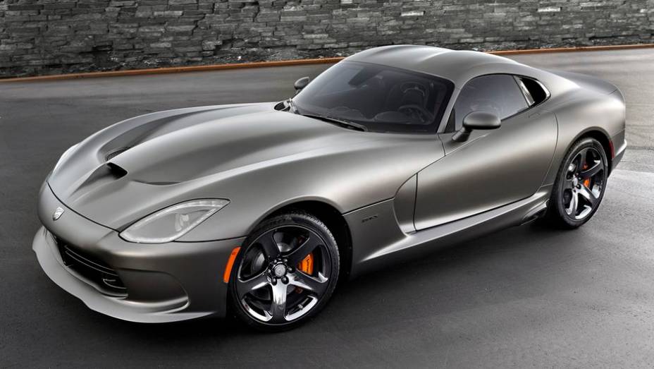 A Chrysler anunciou o lançamento de um novo pacote, o Anodized Carbon, para o SRT Viper GTS | <a href="https://preprod.quatrorodas.abril.com.br/noticias/saloes/los-angeles-2013/srt-viper-gts-ganha-pacote-anodized-carbon-760760.shtml" rel="migration">Leia mais</a>