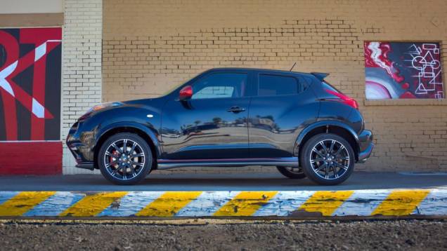 Equipada com motor 1.6 turbo, a versão pode ser configurada com transmissão manual de seis marchas (tração dianteira) ou câmbio Xtronic CVT (tração integral) | <a href="https://preprod.quatrorodas.abril.com.br/noticias/saloes/los-angeles-2013/nissan-exibe-juke-nis" rel="migration"></a> Equipada com motor 1.6 turbo, a versão pode ser configurada com transmissão manual de seis marchas (tração dianteira) ou câmbio Xtronic CVT (tração integral) | <a href="https://preprod.quatrorodas.abril.com.br/noticias/saloes/los-angeles-2013/nissan-exibe-juke-nis" rel="migration"></a>
