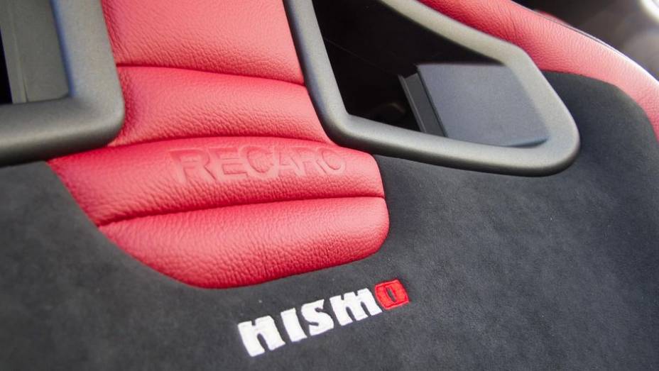 Internamente, os bancos são esportivos, da Recaro, com revestimento em couro de duas cores (preto e vermelho) | <a href="https://preprod.quatrorodas.abril.com.br/noticias/saloes/los-angeles-2013/nissan-exibe-juke-nismo-rs-760826.shtml" rel="migration">Leia mais</a>