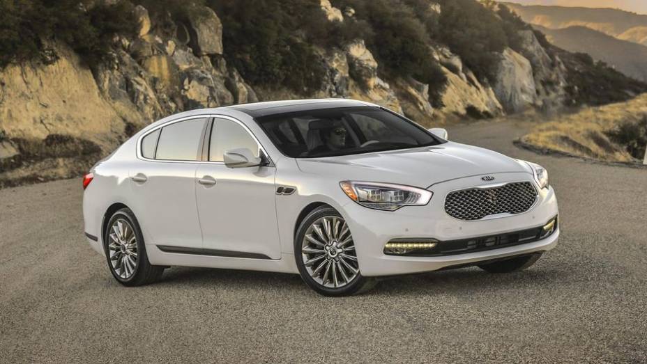 A Kia apresentou no Salão de Los Angeles o K900, sedã de luxo com tração traseira e que tem o objetivo de rivalizar com modelos de marcas alemãs | <a href="https://preprod.quatrorodas.abril.com.br/noticias/saloes/los-angeles-2013/kia-anuncia-k900-motores-v6-v8-760" rel="migration"></a>