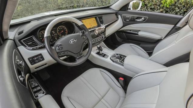 As diferentes versões do K900 ganham mais ou menos itens de acordo com a motorização. As de entrada são equipadas com bloco 3.8 V6, enquanto as de topo de linha contam com motor 5.0 V8 | <a href="https://preprod.quatrorodas.abril.com.br/noticias/saloes/los-angeles" rel="migration"></a> As diferentes versões do K900 ganham mais ou menos itens de acordo com a motorização. As de entrada são equipadas com bloco 3.8 V6, enquanto as de topo de linha contam com motor 5.0 V8 | <a href="https://preprod.quatrorodas.abril.com.br/noticias/saloes/los-angeles" rel="migration"></a>