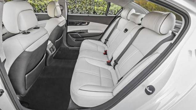 Em ambos os casos, a transmissão é automática de oito marchas | <a href="https://preprod.quatrorodas.abril.com.br/noticias/saloes/los-angeles-2013/kia-anuncia-k900-motores-v6-v8-760839.shtml" rel="migration">Leia mais</a> Em ambos os casos, a transmissão é automática de oito marchas | <a href="https://preprod.quatrorodas.abril.com.br/noticias/saloes/los-angeles-2013/kia-anuncia-k900-motores-v6-v8-760839.shtml" rel="migration">Leia mais</a>