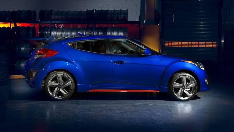 Ela &eacute; baseada no Veloster Turbo, mas acrescenta alguns itens de s&eacute;rie | <a href="https://preprod.quatrorodas.abril.com.br/noticias/saloes/los-angeles-2013/hyundai-mostra-veloster-r-spec-760833.shtml" rel="migration">Leia mais</a>