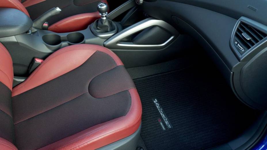 O Veloster R-Spec tem suspens&atilde;o revisada, c&acirc;mbio manual de seis marchas com manopla exclusiva, detalhes vermelhos na carroceria... | <a href="https://preprod.quatrorodas.abril.com.br/noticias/saloes/los-angeles-2013/hyundai-mostra-veloster-r-spec-760833.shtml" rel="migration">Lei</a>