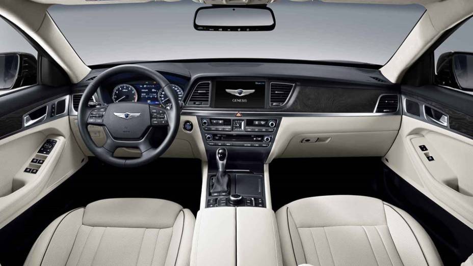 Em todos os casos, a transmiss&atilde;o &eacute; autom&aacute;tica de oito velocidades | <a href="https://preprod.quatrorodas.abril.com.br/noticias/fabricantes/hyundai-apresenta-renovado-genesis-761395.shtml" rel="migration">Leia mais</a>