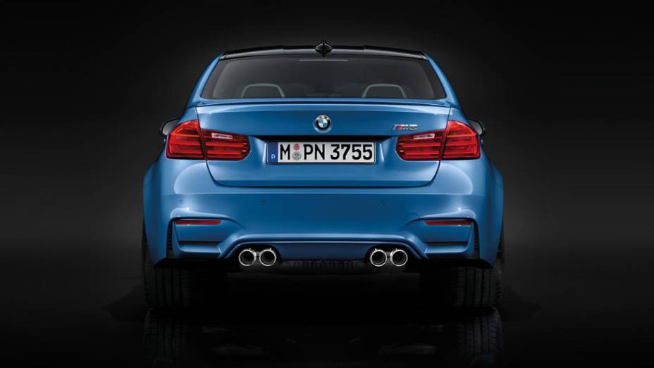 O toque final est&aacute; nas quatro sa&iacute;das de escapamento traseiras | <a href="https://preprod.quatrorodas.abril.com.br/noticias/saloes/detroit-2014/bmw-apresenta-novos-m3-m4-762958.shtml" rel="migration">Leia mais</a>