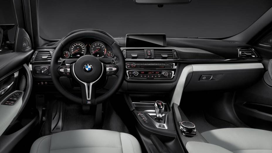 O interior é bastante elegante, com detalhes em couro, camurça, alumínio e apliques de fibra de carbono | <a href="https://preprod.quatrorodas.abril.com.br/noticias/saloes/detroit-2014/bmw-apresenta-novos-m3-m4-762958.shtml" rel="migration">Leia mais</a>