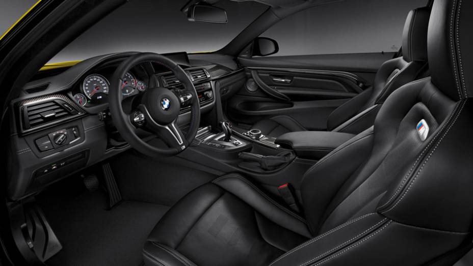 O interior é bastante elegante, com detalhes em couro, camurça, alumínio e apliques de fibra de carbono | <a href="https://preprod.quatrorodas.abril.com.br/noticias/saloes/detroit-2014/bmw-apresenta-novos-m3-m4-762958.shtml" rel="migration">Leia mais</a>