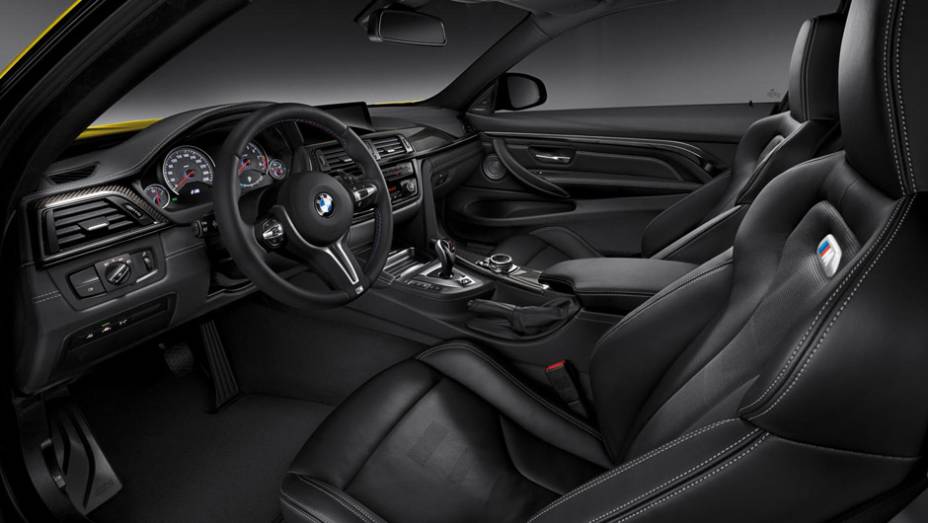 O interior &eacute; bastante elegante, com detalhes em couro, camur&ccedil;a, alum&iacute;nio e apliques de fibra de carbono | <a href="https://preprod.quatrorodas.abril.com.br/noticias/saloes/detroit-2014/bmw-apresenta-novos-m3-m4-762958.shtml" rel="migration">Leia mais</a>