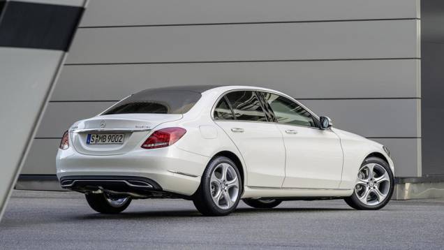O modelo 2014 do Classe C marca sua transição de sedã de entrada da Mercedes, posto agora ocupado pelo CLA, para opção intermediária | <a href="https://preprod.quatrorodas.abril.com.br/noticias/fabricantes/novo-mercedes-benz-classe-c-chega-ao-brasil-r-138-900-7955" rel="migration"></a> O modelo 2014 do Classe C marca sua transição de sedã de entrada da Mercedes, posto agora ocupado pelo CLA, para opção intermediária | <a href="https://preprod.quatrorodas.abril.com.br/noticias/fabricantes/novo-mercedes-benz-classe-c-chega-ao-brasil-r-138-900-7955" rel="migration"></a>