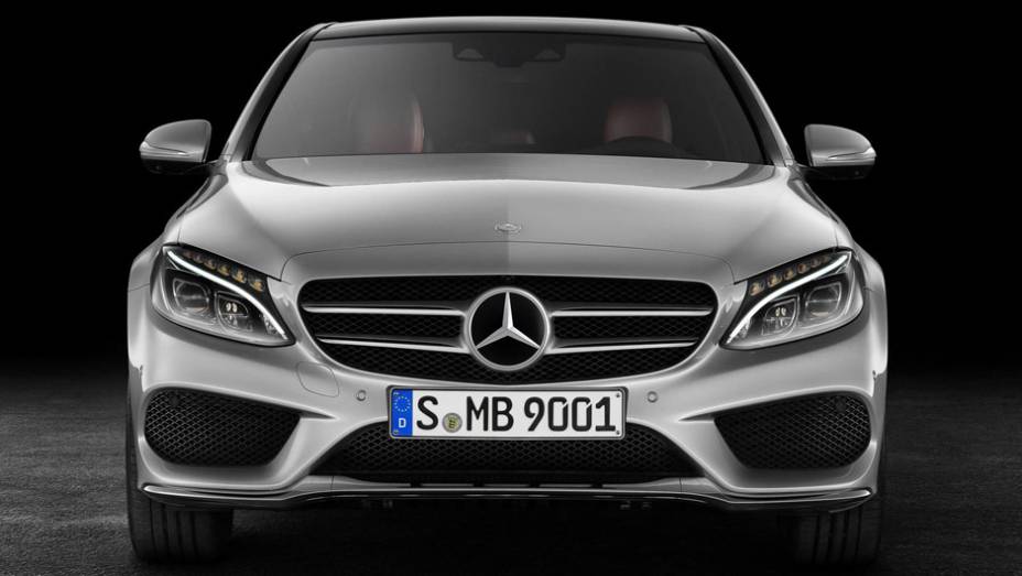 O design do exterior est&aacute; mais refinado, seguindo a linha do Classe E e do Classe S | <a href="https://preprod.quatrorodas.abril.com.br/noticias/fabricantes/novo-mercedes-benz-classe-c-chega-ao-brasil-r-138-900-795537.shtml" rel="migration">Leia mais</a>