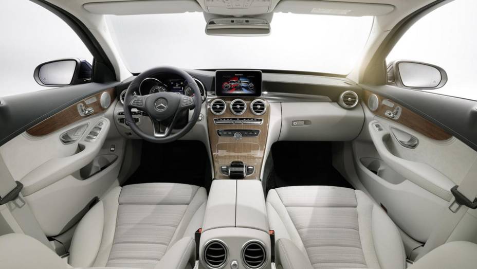 Isso permite o menor consumo de combust&iacute;vel, com redu&ccedil;&atilde;o estimada em 20% | <a href="https://preprod.quatrorodas.abril.com.br/noticias/fabricantes/novo-mercedes-benz-classe-c-chega-ao-brasil-r-138-900-795537.shtml" rel="migration">Leia mais</a>