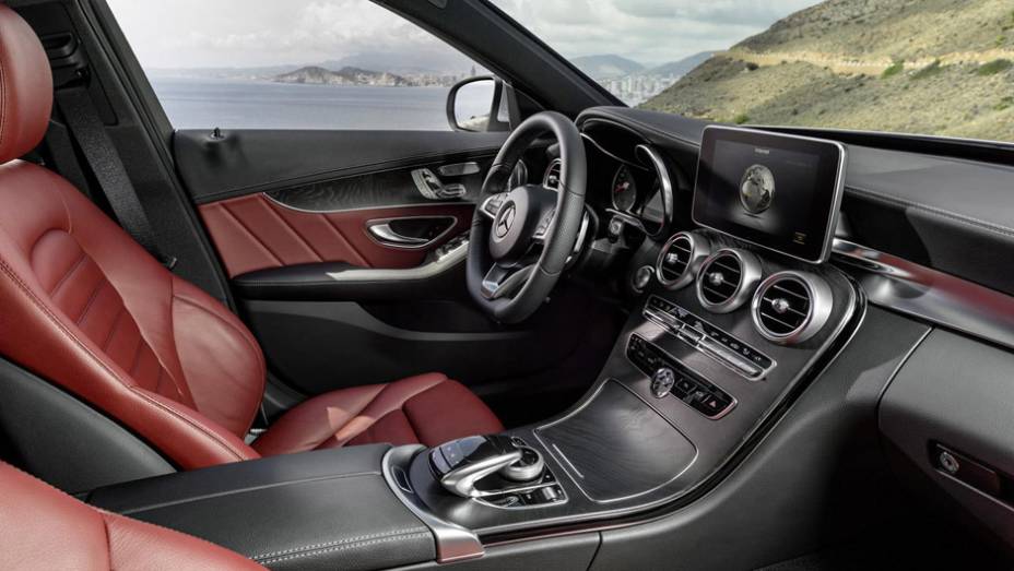 O modelo est&aacute; dispon&iacute;vel no pa&iacute;s em quatro vers&otilde;es: C 180 Avantgarde e C 180 Exclusive por R$ 138.900, C 200 Avantgarde (R$ 154.900) e C 250 Sport (R$ 189.900) | <a href="https://preprod.quatrorodas.abril.com.br/noticias/fabricantes/novo-mercedes-benz-classe-c-che" rel="migration"></a>