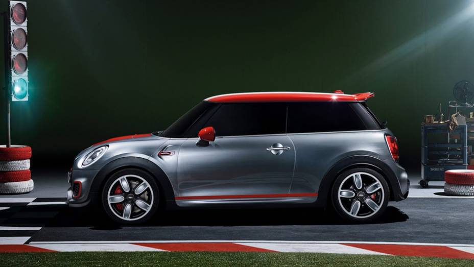 As rodas de liga-leve são de 18 polegadas | <a href="https://preprod.quatrorodas.abril.com.br/noticias/saloes/detroit-2014/mini-mostra-novo-jcw-concept-763480.shtml" rel="migration">Leia mais</a>