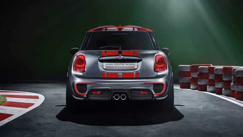 Ainda não há detalhes sobre a motorização, mas acredita-se que a MINI utilizará o 2.0 biturbo movido a gasolina, o mesmo que equipa o Cooper S | <a href="https://preprod.quatrorodas.abril.com.br/noticias/saloes/detroit-2014/mini-mostra-novo-jcw-concept-763480.shtm" rel="migration"></a>