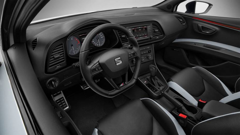 Detalhe do interior | <a href="https://preprod.quatrorodas.abril.com.br/noticias/saloes/genebra-2014/novo-seat-leon-cupra-oficialmente-apresentado-genebra-775226.shtml" rel="migration">Leia mais</a>