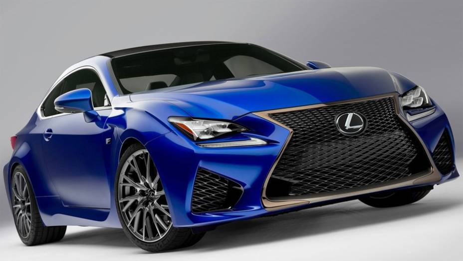 A fabricante anunciou o modelo como "o carro V8 com desempenho mais poderoso já desenvolvido pela Lexus" | <a href="%20https://preprod.quatrorodas.abril.com.br/noticias/saloes/detroit-2014/lexus-revela-rc-f-coupe-2015-767918.shtml" rel="migration">Leia mais</a>