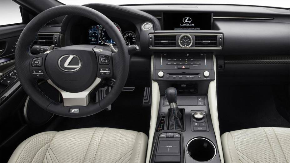 O interior se parece muito com o do modelo padrão... | <a href="https://preprod.quatrorodas.abril.com.br/noticias/saloes/detroit-2014/lexus-revela-rc-f-coupe-2015-767918.shtml" rel="migration">Leia mais</a>