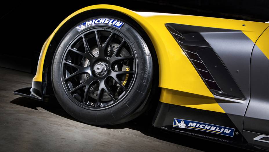 Detalhe da roda de 18 polegadas com pneu de corrida Michelin | <a href="https://preprod.quatrorodas.abril.com.br/noticias/saloes/detroit-2014/chevrolet-leva-corvette-c7-r-2014-detroit-769735.shtml" rel="migration">Leia mais</a>