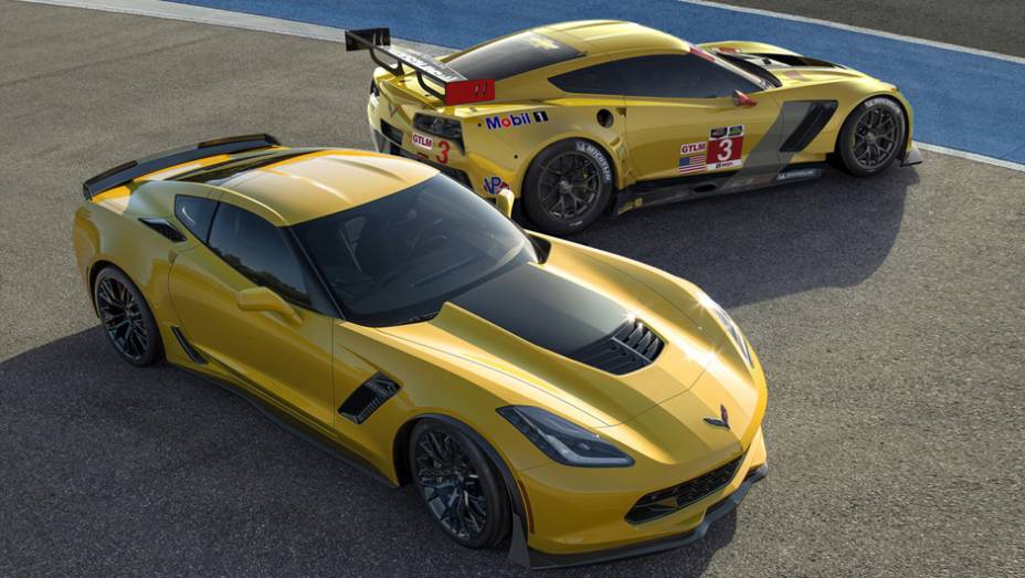 À frente, Corvette Z06 2015, ao fundo o C7.R 2014 | <a href="https://preprod.quatrorodas.abril.com.br/noticias/saloes/detroit-2014/chevrolet-leva-corvette-c7-r-2014-detroit-769735.shtml" rel="migration">Leia mais</a>