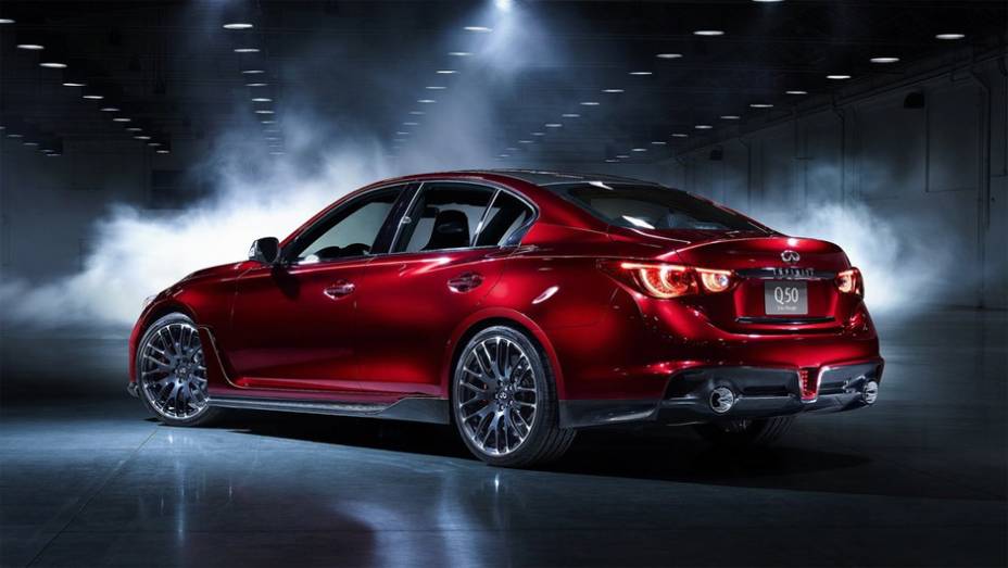 O Q50 Eau Rouge terá motor de 500 cavalos, com cilindros em V | <a href="https://preprod.quatrorodas.abril.com.br/noticias/saloes/detroit-2014/infiniti-leva-q50-eau-rouge-ao-salao-detroit-769539.shtml" rel="migration">Leia mais</a>