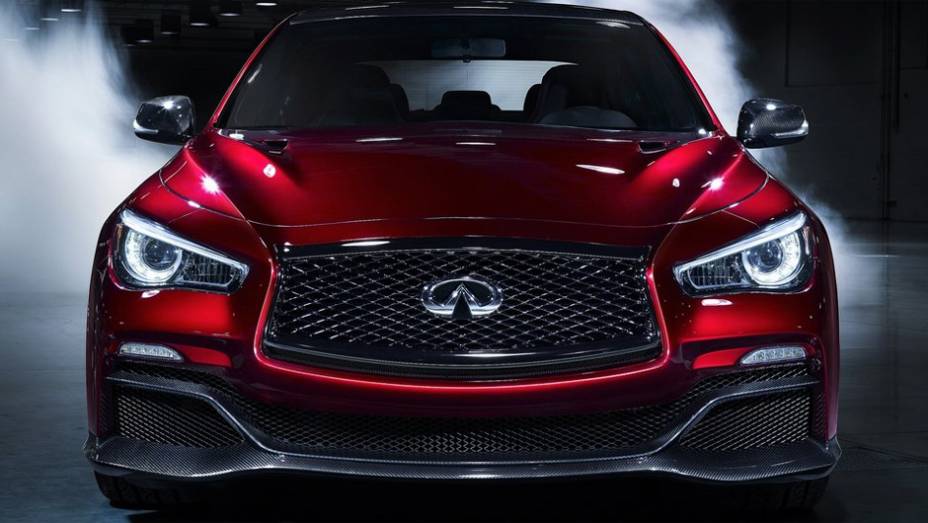 Fabricado em fibra de carbono, o modelo adota esse material em diversos detalhes na carroceria | <a href="https://preprod.quatrorodas.abril.com.br/noticias/saloes/detroit-2014/infiniti-leva-q50-eau-rouge-ao-salao-detroit-769539.shtml" rel="migration">Leia mais</a>