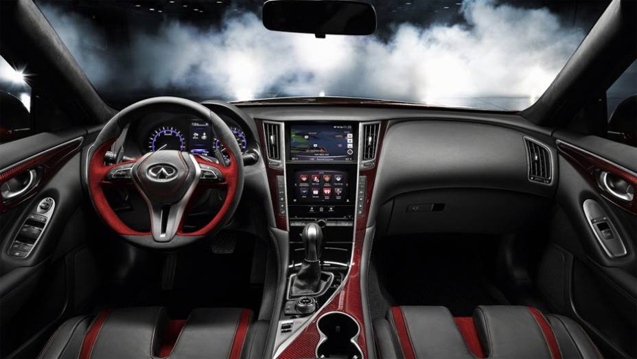 Detalhe do interior | <a href="https://preprod.quatrorodas.abril.com.br/noticias/saloes/detroit-2014/infiniti-leva-q50-eau-rouge-ao-salao-detroit-769539.shtml" rel="migration">Leia mais</a>