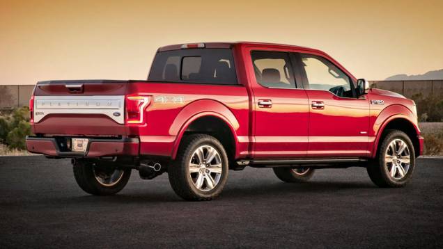 O modelo debuta no Salão de Detroit e, como se previa, tem como um dos grandes destaques a redução de peso na comparação com a versão atual: 317 kg a menos | <a href="https://preprod.quatrorodas.abril.com.br/noticias/saloes/detroit-2014/ford-exibe-nova-f-150-76941" rel="migration"></a> O modelo debuta no Salão de Detroit e, como se previa, tem como um dos grandes destaques a redução de peso na comparação com a versão atual: 317 kg a menos | <a href="https://preprod.quatrorodas.abril.com.br/noticias/saloes/detroit-2014/ford-exibe-nova-f-150-76941" rel="migration"></a>
