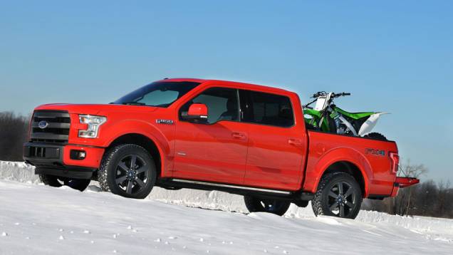 Novidades também aparecem quando o assunto é a motorização da F-150. Quatro opções estarão disponíveis: 2.7 V6 EcoBoost, 3.5 V6 EcoBoost, 3.5 V6 Ti-VCT e 5.0 V8 Ti-VCT | <a href="https://preprod.quatrorodas.abril.com.br/noticias/saloes/detroit-2014/ford-exibe-nova" rel="migration"></a> Novidades também aparecem quando o assunto é a motorização da F-150. Quatro opções estarão disponíveis: 2.7 V6 EcoBoost, 3.5 V6 EcoBoost, 3.5 V6 Ti-VCT e 5.0 V8 Ti-VCT | <a href="https://preprod.quatrorodas.abril.com.br/noticias/saloes/detroit-2014/ford-exibe-nova" rel="migration"></a>