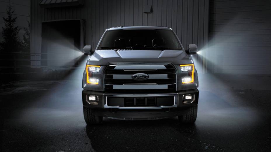 Visualmente, a nova F-150 tem grade frontal proeminente, faróis atualizados, spoiler traseiro integrado, interior com revestimento melhorado, entre outras novidades | <a href="https://preprod.quatrorodas.abril.com.br/noticias/saloes/detroit-2014/ford-exibe-nova-f-" rel="migration"></a>