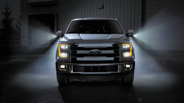 Visualmente, a nova F-150 tem grade frontal proeminente, faróis atualizados, spoiler traseiro integrado, interior com revestimento melhorado, entre outras novidades | <a href="https://preprod.quatrorodas.abril.com.br/noticias/saloes/detroit-2014/ford-exibe-nova-f-" rel="migration"></a> Visualmente, a nova F-150 tem grade frontal proeminente, faróis atualizados, spoiler traseiro integrado, interior com revestimento melhorado, entre outras novidades | <a href="https://preprod.quatrorodas.abril.com.br/noticias/saloes/detroit-2014/ford-exibe-nova-f-" rel="migration"></a>