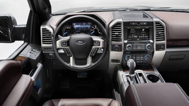 A picape pode ser equipada com o sistema SYNC, incluindo tela de oito polegadas, na qual os ocupantes podem checar diversas informações | <a href="https://preprod.quatrorodas.abril.com.br/noticias/saloes/detroit-2014/ford-exibe-nova-f-150-769415.shtml" rel="migration"></a> A picape pode ser equipada com o sistema SYNC, incluindo tela de oito polegadas, na qual os ocupantes podem checar diversas informações | <a href="https://preprod.quatrorodas.abril.com.br/noticias/saloes/detroit-2014/ford-exibe-nova-f-150-769415.shtml" rel="migration"></a>