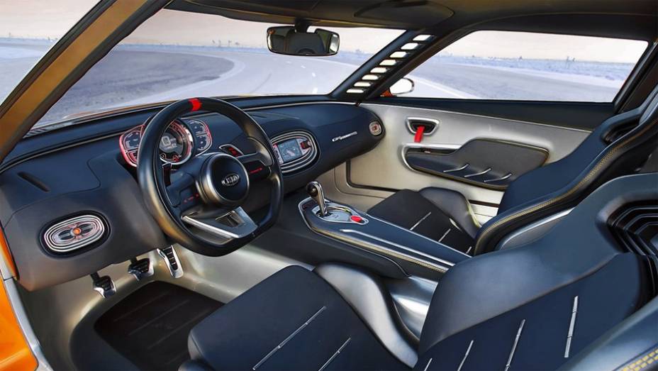 Trata-se de um esportivo com configuração de assentos 2 + 2 | <a href="https://preprod.quatrorodas.abril.com.br/noticias/saloes/detroit-2014/kia-mostra-gt4-stinger-concept-detroit-770439.shtml" rel="migration">Leia mais</a>