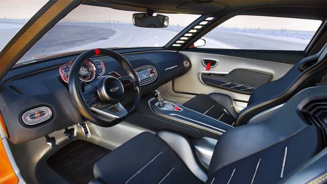 Trata-se de um esportivo com configuração de assentos 2 + 2 | <a href="https://preprod.quatrorodas.abril.com.br/noticias/saloes/detroit-2014/kia-mostra-gt4-stinger-concept-detroit-770439.shtml" rel="migration">Leia mais</a> Trata-se de um esportivo com configuração de assentos 2 + 2 | <a href="https://preprod.quatrorodas.abril.com.br/noticias/saloes/detroit-2014/kia-mostra-gt4-stinger-concept-detroit-770439.shtml" rel="migration">Leia mais</a>