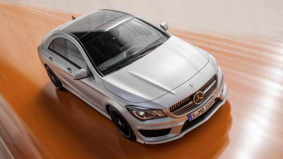 Cheio de linhas ousadas, o carro tem coeficiente aerodinâmico de apenas 0,23 | <a href="https://preprod.quatrorodas.abril.com.br/saloes/detroit/2013/mercedes-benz-cla-730475.shtml" rel="migration">Leia mais</a>