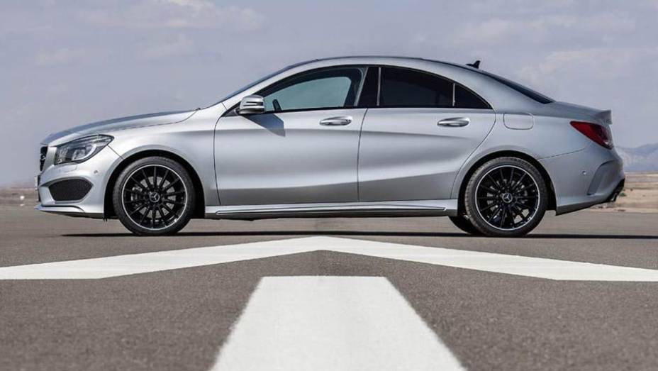 Olhando de lado é impossível esconder o parentesco com o CLS | <a href="https://preprod.quatrorodas.abril.com.br/saloes/detroit/2013/mercedes-benz-cla-730475.shtml" rel="migration">Leia mais</a>