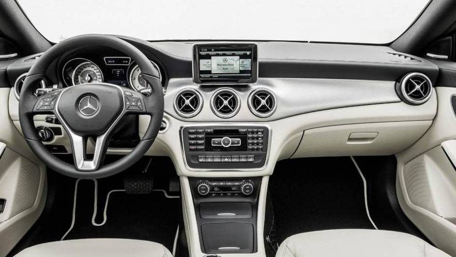 O interior é quase igual ao do Classe A | <a href="https://preprod.quatrorodas.abril.com.br/saloes/detroit/2013/mercedes-benz-cla-730475.shtml" rel="migration">Leia mais</a>