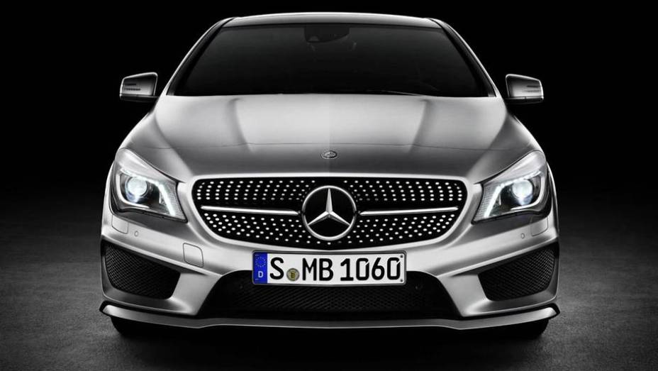 Nos Estados Unidos, o CLA será oferecido com um motor 2.0 de 208 cv | <a href="https://preprod.quatrorodas.abril.com.br/saloes/detroit/2013/mercedes-benz-cla-730475.shtml" rel="migration">Leia mais</a>