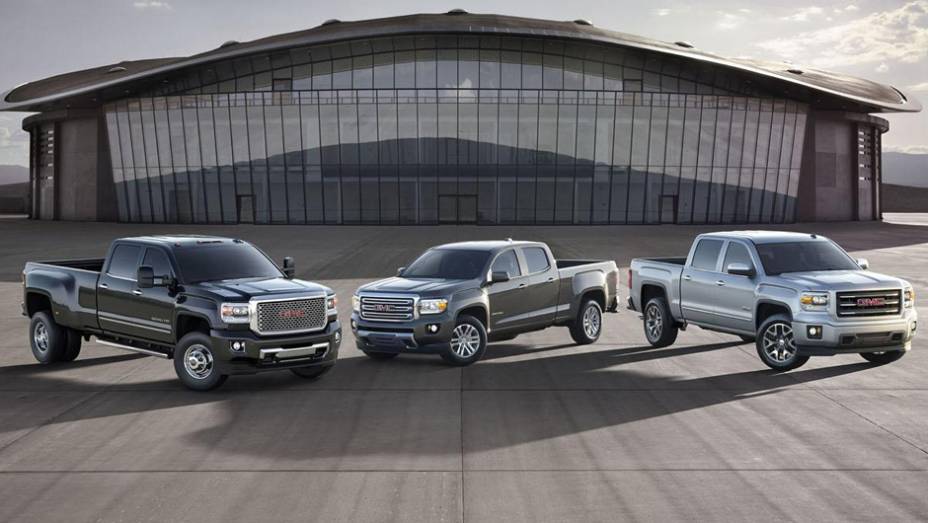 Em relação à primeira, as semelhanças estão na dianteira, incluindo grade frontal proeminente, luzes diurnas de LED, para-choque traseiro CornerStep, entre outras características | <a href="https://preprod.quatrorodas.abril.com.br/noticias/saloes/detroit-2014/gmc-" rel="migration"></a> Em relação à primeira, as semelhanças estão na dianteira, incluindo grade frontal proeminente, luzes diurnas de LED, para-choque traseiro CornerStep, entre outras características | <a href="https://preprod.quatrorodas.abril.com.br/noticias/saloes/detroit-2014/gmc-" rel="migration"></a>