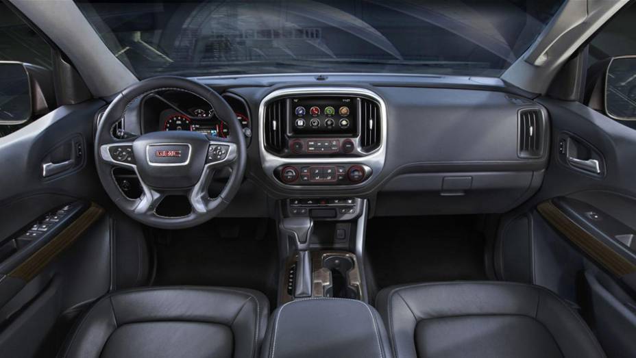 Quanto à segunda, as similaridades estão presentes no interior, incluindo câmbio situado no console central, próximo a uma tela de 4,2 polegadas | <a href="https://preprod.quatrorodas.abril.com.br/noticias/saloes/detroit-2014/gmc-mostra-nova-canyon-detroit-769475." rel="migration"></a> Quanto à segunda, as similaridades estão presentes no interior, incluindo câmbio situado no console central, próximo a uma tela de 4,2 polegadas | <a href="https://preprod.quatrorodas.abril.com.br/noticias/saloes/detroit-2014/gmc-mostra-nova-canyon-detroit-769475." rel="migration"></a>