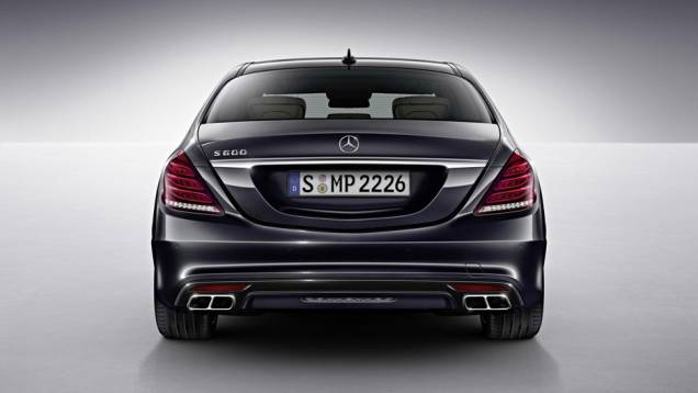 O motor que equipa o sedã é o 6.0 V12 biturbo, que entrega 530 cavalos de potência e 84,6 kgfm de torque | <a href="https://preprod.quatrorodas.abril.com.br/noticias/saloes/detroit-2014/mercedes-benz-promove-estreia-mundial-s600-769543.shtml" rel="migration">Leia mais</a> O motor que equipa o sedã é o 6.0 V12 biturbo, que entrega 530 cavalos de potência e 84,6 kgfm de torque | <a href="https://preprod.quatrorodas.abril.com.br/noticias/saloes/detroit-2014/mercedes-benz-promove-estreia-mundial-s600-769543.shtml" rel="migration">Leia mais</a>