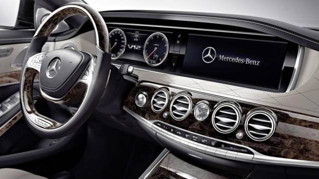 De acordo com a fabricante, o modelo, que ainda conta com sistema Start/Stop, roda 9 km com um litro de combustível | <a href="https://preprod.quatrorodas.abril.com.br/noticias/saloes/detroit-2014/mercedes-benz-promove-estreia-mundial-s600-769543.shtml" rel="migration"></a> De acordo com a fabricante, o modelo, que ainda conta com sistema Start/Stop, roda 9 km com um litro de combustível | <a href="https://preprod.quatrorodas.abril.com.br/noticias/saloes/detroit-2014/mercedes-benz-promove-estreia-mundial-s600-769543.shtml" rel="migration"></a>