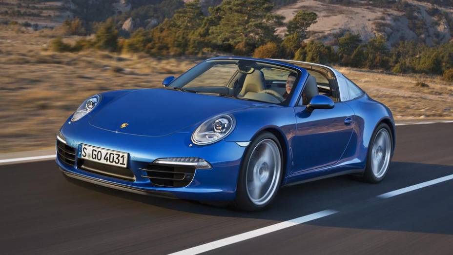 A Porsche confirmou a apresentação mundial do novo 911 Targa no Salão de Detroit | <a href="https://preprod.quatrorodas.abril.com.br/noticias/saloes/detroit-2014/porsche-lanca-911-targa-detroit-767649.shtml" rel="migration">Leia mais</a>